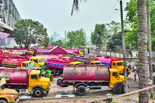 খুলনায় ডিলারদের তেল সরবরাহ বন্ধ