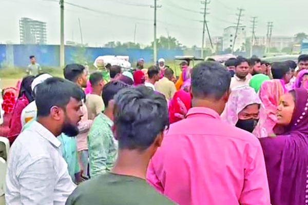 রূপগঞ্জ ভালুকায় মহাসড়ক অবরোধ করে বিক্ষোভ