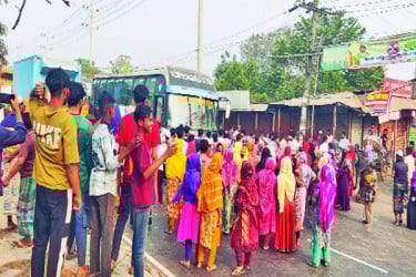 বেতন-বোনাস দাবিতে মহাসড়ক অবরোধ যানজট