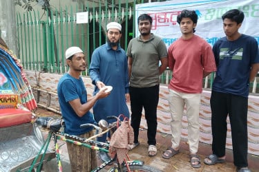 মোহাম্মদপুরে বসুন্ধরা শুভসংঘের উদ্যোগে ছিন্নমূল ও শ্রমজীবীদের মাঝে ইফতার বিতরণ