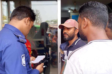 নোয়াখালীতে দোকানের মালিকানা নিয়ে বিরোধ, পুলিশের উপস্থিতিতে উদ্ধার