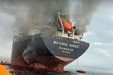 হরমুজ প্রণালিতে তিনটি কার্গো জাহাজে হামলা