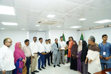 দরিদ্র ও মেধাবী শিক্ষার্থীদের শিক্ষাবৃত্তি দিল রাসিক