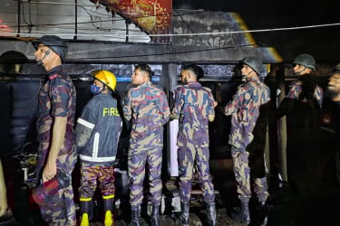 সিলেটে বিজিবি গেট সংলগ্ন বাজারে আগুন, পুড়ে গেছে ১০টি দোকান