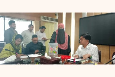 নীলফামারীর রাজস্ব প্রশাসনে লটারির মাধ্যমে ২৫ জনের পদায়ন