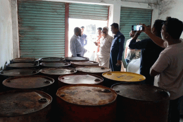 গোপালগঞ্জে তেল মজুদের দায়ে ব্যবসায়ীকে জরিমানা