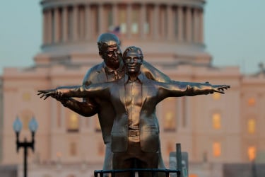 ট্রাম্প-এপস্টাইনের টাইটানিক পোজ, তোলপাড়