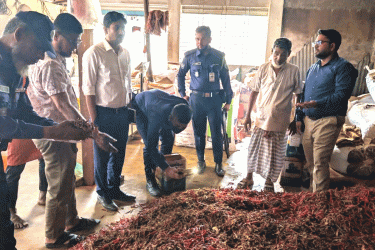 নষ্ট মরিচ মিশিয়ে মশলা তৈরি, দুই লাখ টাকা জরিমানা