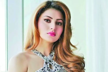 মুখ খুলে বিতর্কে উর্বশী