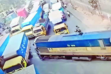যানজটে আটকে গেল ট্রেন