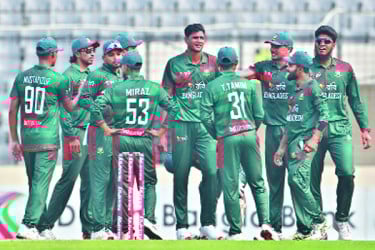 নাহিদ জাদুতে ২০৯ বল হাতে রেখেই জিতল বাংলাদেশ