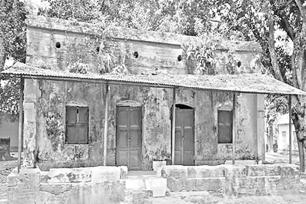 পরিত্যক্ত ডাকবাংলোয় মাদকের আড্ডা