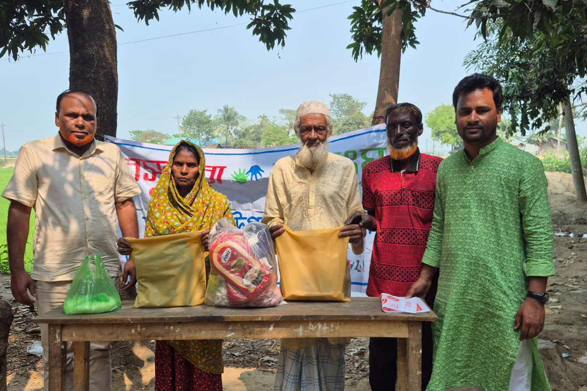 বসুন্ধরা শুভসংঘের ঈদ উপহার পেলেন মুয়াজ্জিন নুর ইসলাম