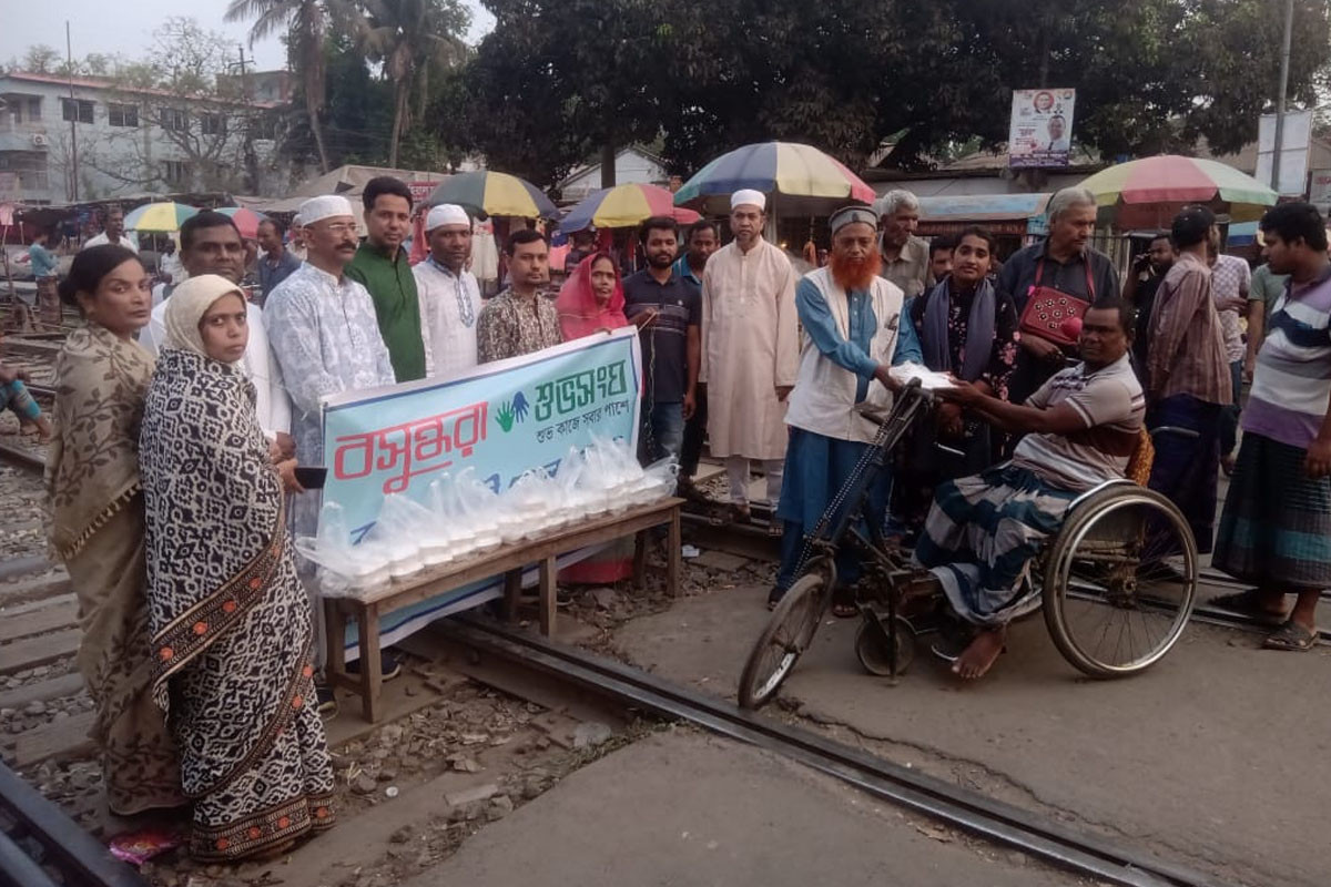 বসুন্ধরা শুভসংঘের উদ্যোগে অসহায়দের মাঝে ইফতার বিতরণ