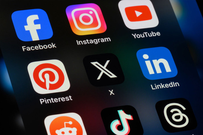 শিশুদের দূরে রাখতে সোশ্যাল মিডিয়ায় কঠোর নিয়ম আনছে যুক্তরাজ্য