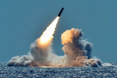 পানির নিচ থেকে ক্ষেপণাস্ত্র ছোড়ার হুমকি ইরানের, মার্কিন শিবিরে আতঙ্ক