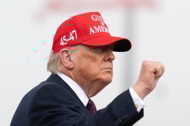 নতুন তেল শোধনাগার চালুর ঘোষণা দিলেন ট্রাম্প