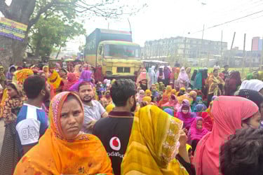নারায়ণগঞ্জে বকেয়া বেতনের দাবিতে সড়ক অবরোধ