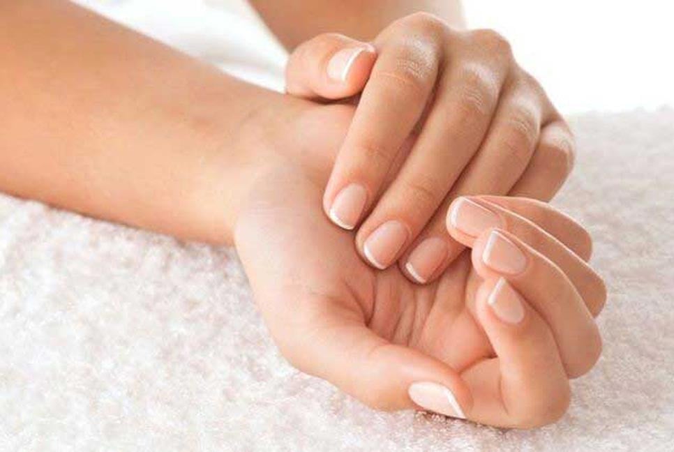 শরীরের অভ্যন্তরীণ সমস্যার কথা জানায় হাতের নখ