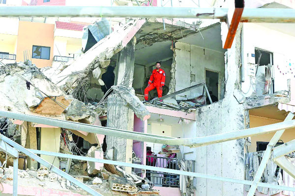 মার্কিন বিমান বিধ্বস্ত রণতরিতে আগুন, নিহত ৬