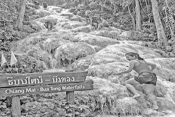 যে জলপ্রপাতে হেঁটে ওপরে ওঠা যায়!