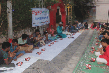 রংপুরে সুবিধাবঞ্চিত মানুষের সঙ্গে বসুন্ধরা শুভসংঘের ইফতার