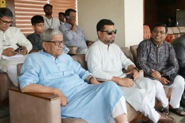 নাতিদের নিয়ে বাংলাদেশের খেলা দেখতে স্টেডিয়ামে মির্জা ফখরুল