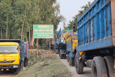 ভেঙে পড়ার শঙ্কায় সোনাহাট ব্রিজ, থামছে না ভারী যানবাহন