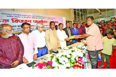 বগুড়ায় সাংবাদিকদের অনুদান ও শিক্ষাবৃত্তির চেক বিতরণ