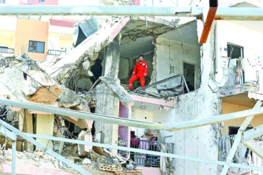 মার্কিন বিমান বিধ্বস্ত রণতরিতে আগুন, নিহত ৬