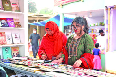 বইমেলায় অস্বস্তির বৃষ্টি