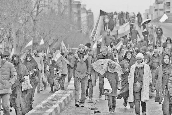 ভয় উপেক্ষা করে তেহরানের রাস্তায় মানুষের ঢল