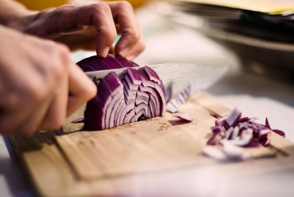 পিঁয়াজ কাটলে কেন চোখ জ্বলে?