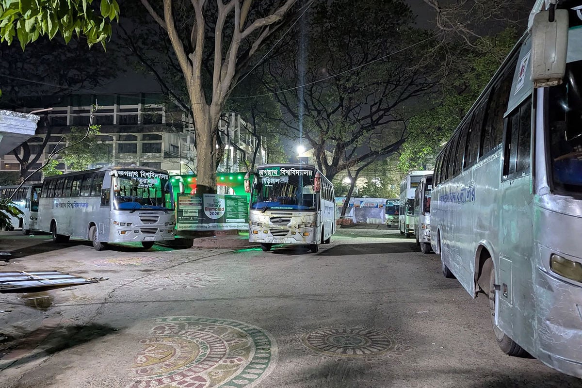 ঈদে শিক্ষার্থীদের বাড়ি পৌঁছে দিতে ছেড়ে গেল জবির ৯ বাস