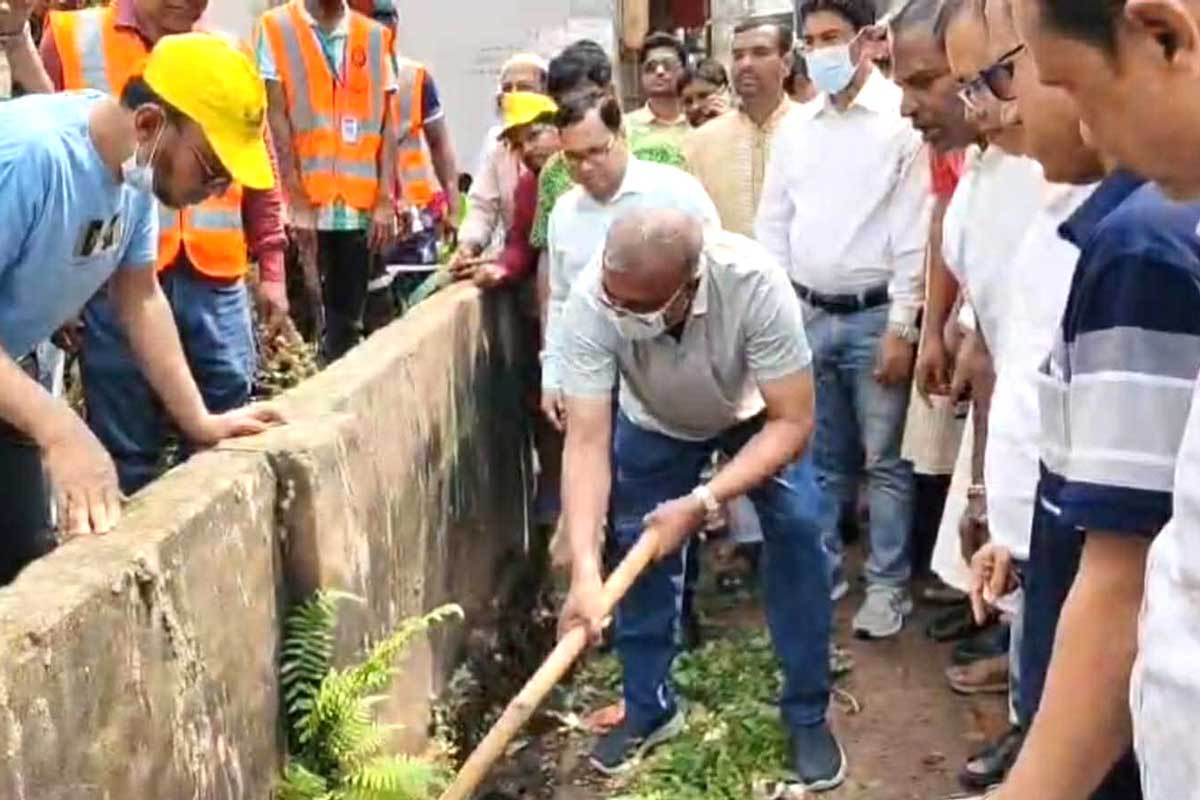 নেত্রকোনায় পরিষ্কার-পরিচ্ছন্নতা কার্যক্রম উদ্বোধন