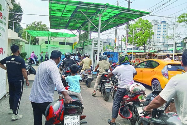 তেল নিতে এখনো দীর্ঘ অপেক্ষা