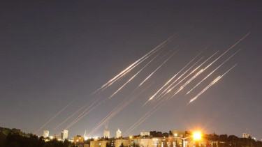 ইসরায়েলের দিকে একযোগে ৩০টি ক্ষেপণাস্ত্র ছুড়ল ইরান