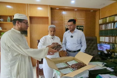 সোনারগাঁয়ের ৪৬ মাদ্রাসা ও এতিমখানায় সৌদির খেজুর বিতরণ
