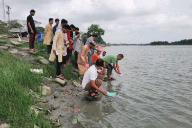 কাগজের নৌকা ভাসিয়ে নদী বাঁচানোর ডাক