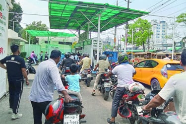 তেল নিতে এখনো দীর্ঘ অপেক্ষা