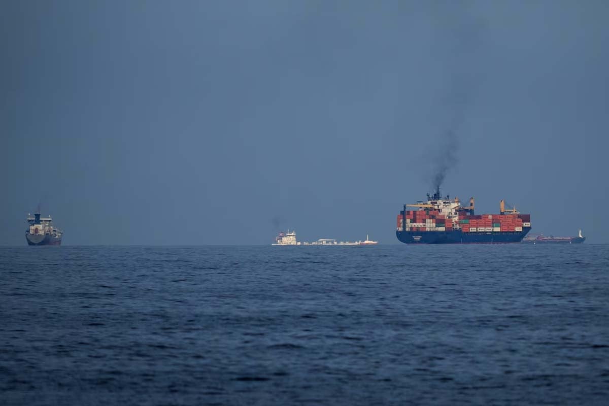 ট্রাম্পের যুদ্ধজাহাজ পাঠানোর আহ্বানে যা বলল চীন ও যুক্তরাজ্য