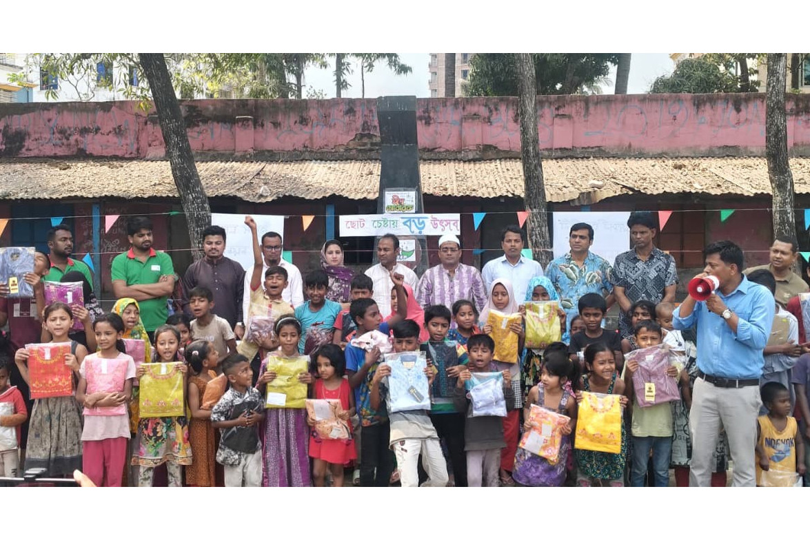 সুবিধাবঞ্চিত শিশুদের হাতে ঈদের জামা