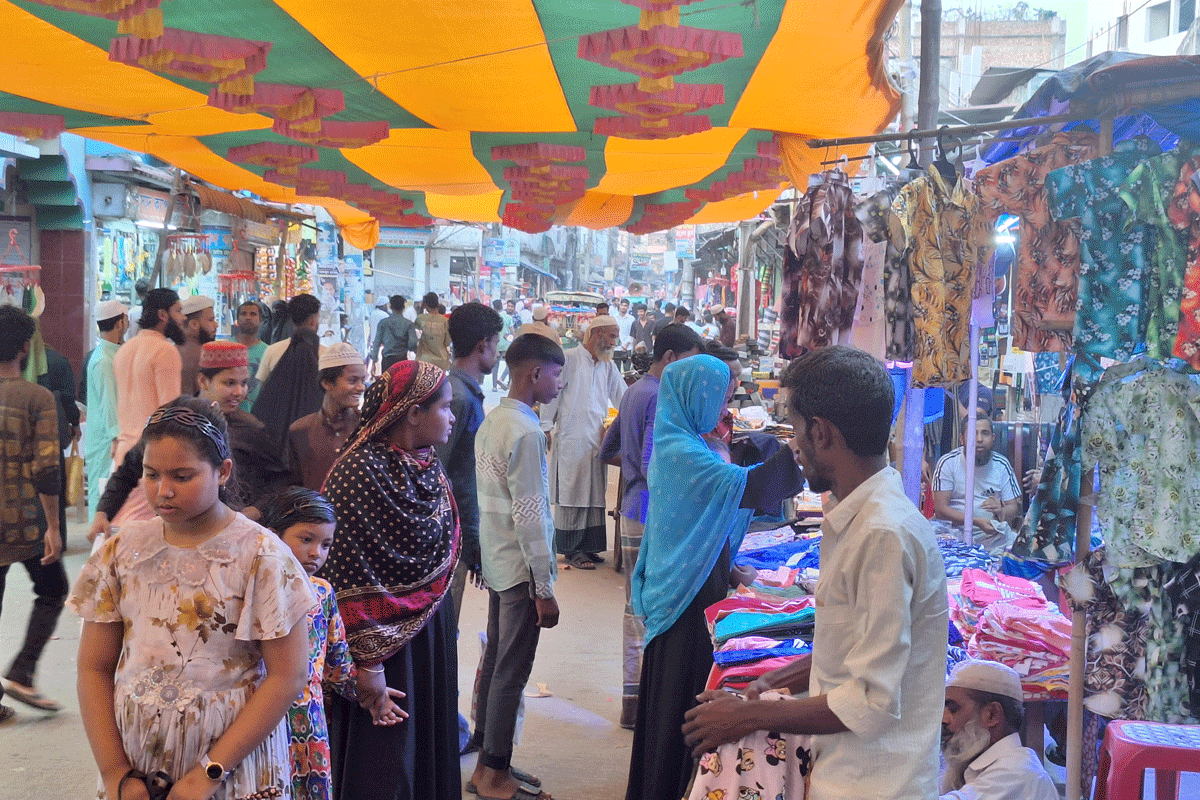 নিম্ন ও মধ্যবিত্তদের কাপড়ের বাজারে হুমড়ি খাওয়া ভিড়