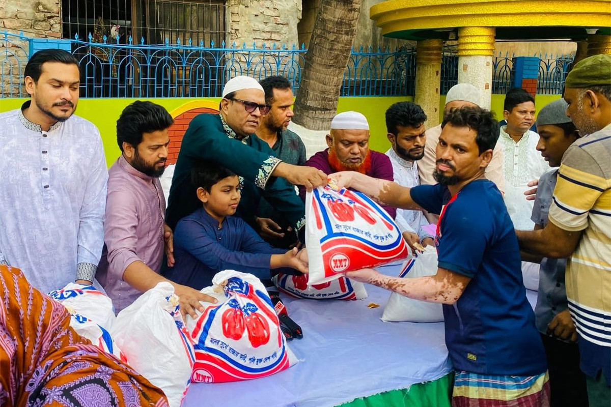 যাত্রাবাড়ীতে গরিব ও অসহায়ের মাঝে ঈদসামগ্রী বিতরণ