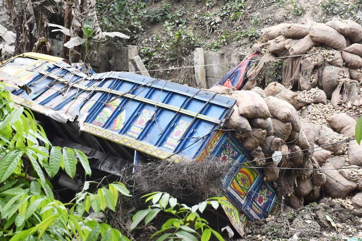 রাজবাড়ীতে আলুবোঝাই ট্রাকচাপায় চালকের সহকারী নিহত