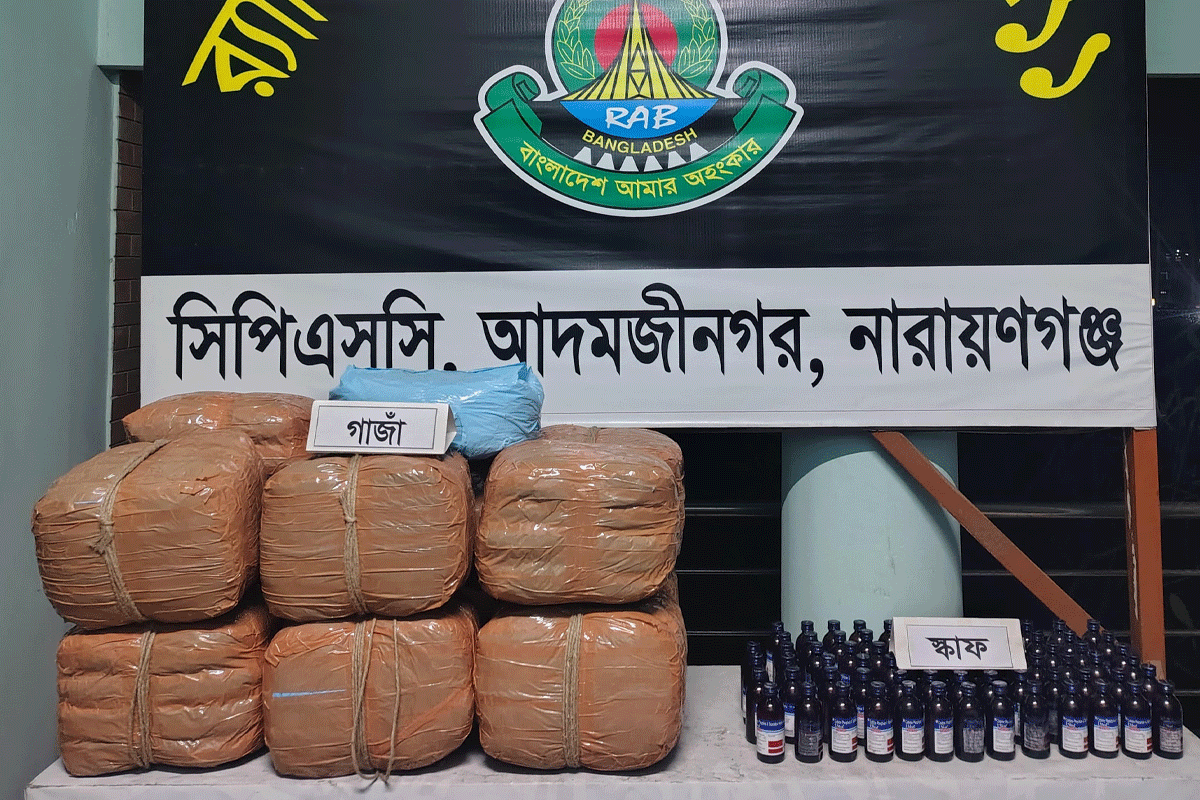 ৫৩ কেজি গাঁজা ও ৭৬ বোতল এস্কাফ রেখে পালাল কারবারিরা