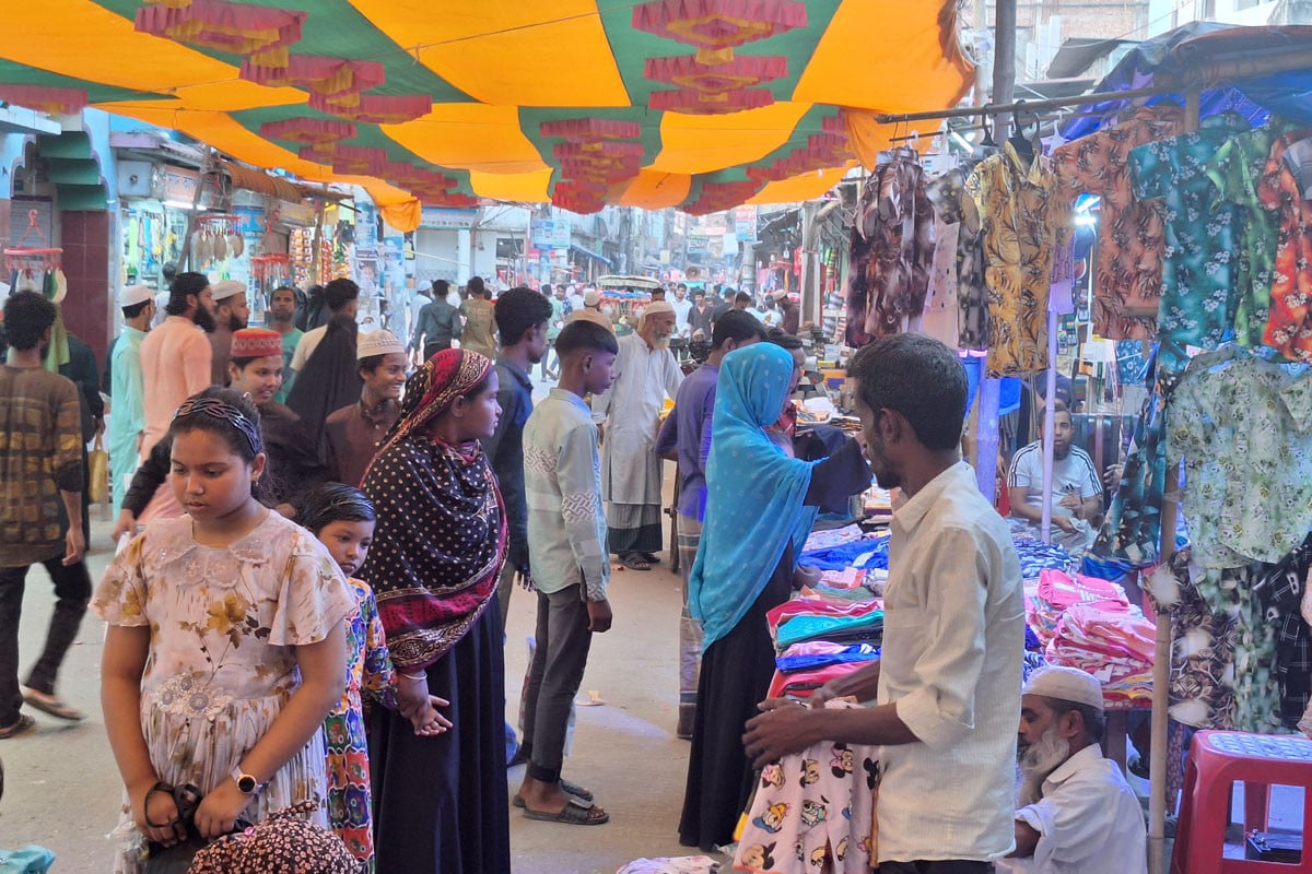 শেরপুরের তেরাবাজারে জমজমাট ঈদ বাজার, স্বল্প আয়ের মানুষের ভিড়