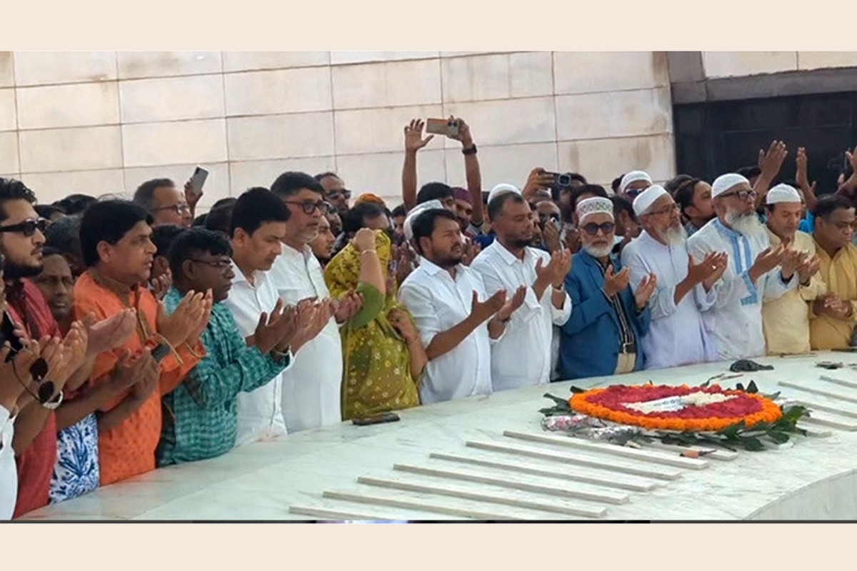 জিয়াউর রহমান ও খালেদা জিয়ার কবর জিয়ারত করলেন পাঁচ সিটি প্রশাসক