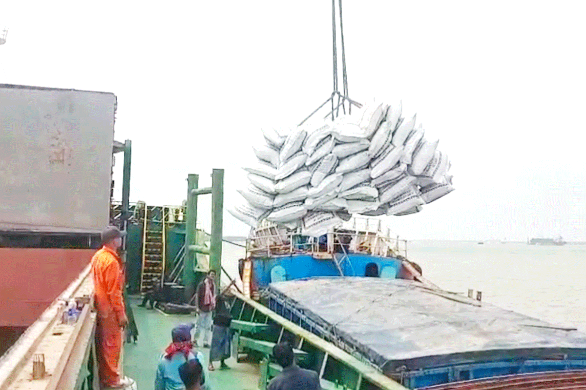 ভারত থেকে মোংলা বন্দরে এলো ১৬ হাজার মেট্রিক টন চাল