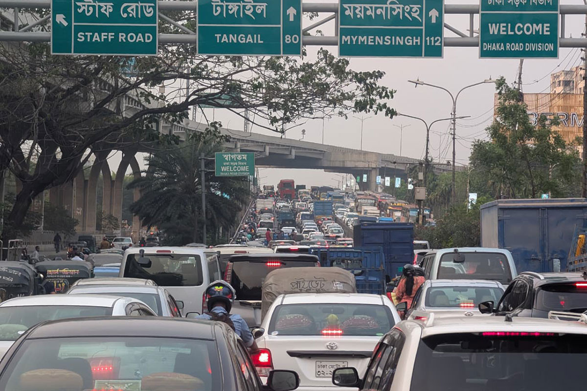 রাজধানীর সড়কে তীব্র যানজট, ইফতারের আগে চরম ভোগান্তি